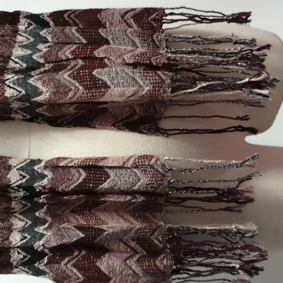 Zig zag patterned black maroon white Scarf - Picture 4 of 6
